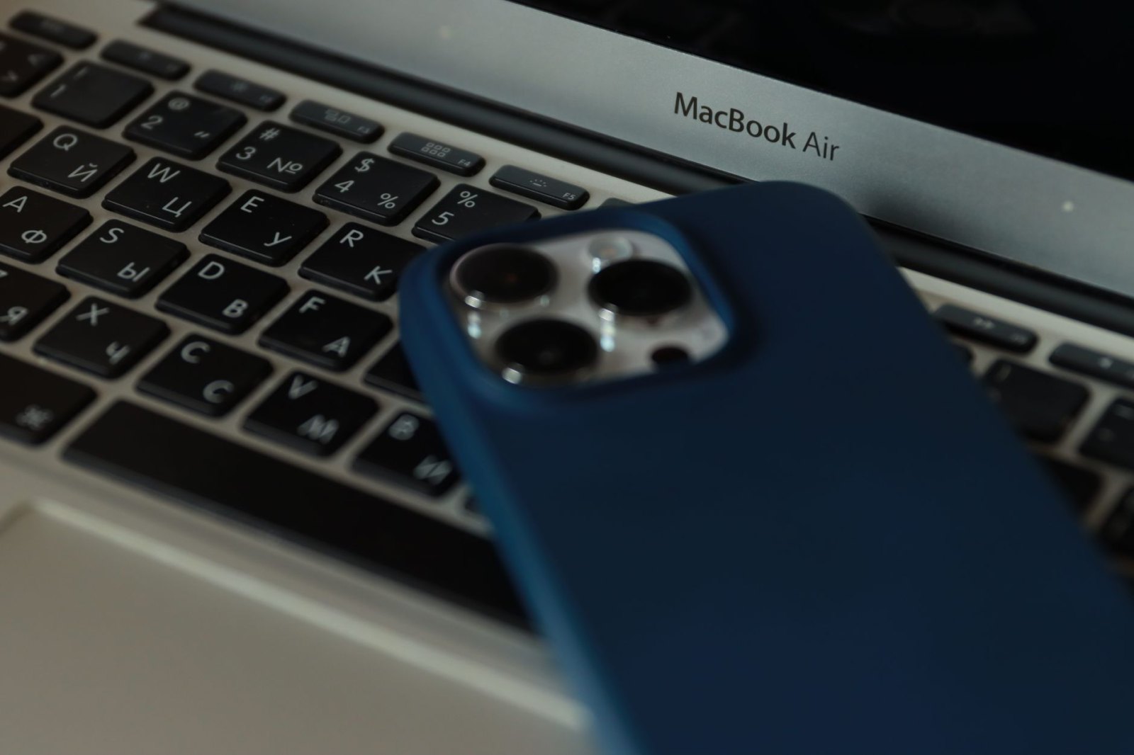 Рука держит iPhone, на экране функция умного переписывания текста с подсветкой предложений