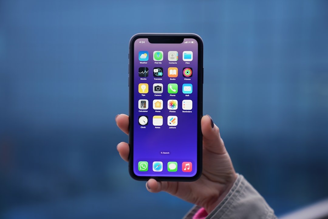 Экран iPhone с обновлённым домашним экраном iOS 18, цветные виджеты и переставленные иконки приложений