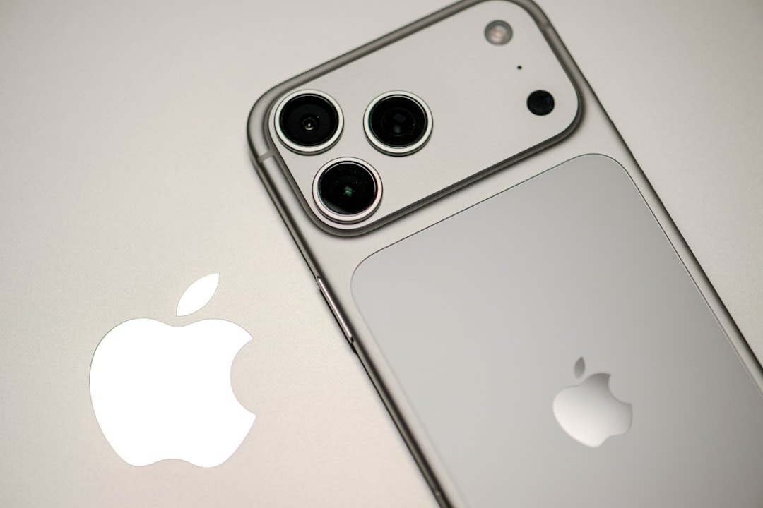 iPhone 16 Pro в титановом корпусе лежит на тёмном столе, крупный план блока из трёх камер