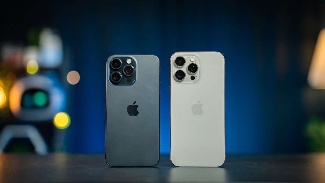 Два смартфона iPhone лежат рядом на светлом фоне, показаны разные блоки камер для сравнения