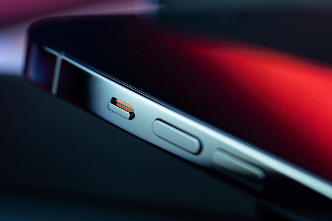 Крупный план разъёма USB-C в нижнем торце iPhone и вставляемого плетёного кабеля
